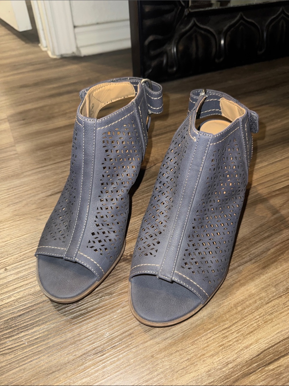Naturalizer Perforated Open-Toe Ankle Mules in Slate Blue Sz 8.5